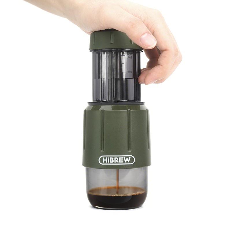 HiBREW H4D 2-in-1 Tragbare Handpumpen-Kaffeemaschine mit integriertem Becher grün