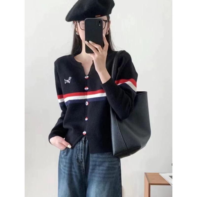 

Женский трикотажный свитер с V-образным вырезом, в полоску, контрастного цвета, с вышивкой щенка, осенне-зимний, свободного кроя, с разрезами по низу, с длинными рукавами one size fits all