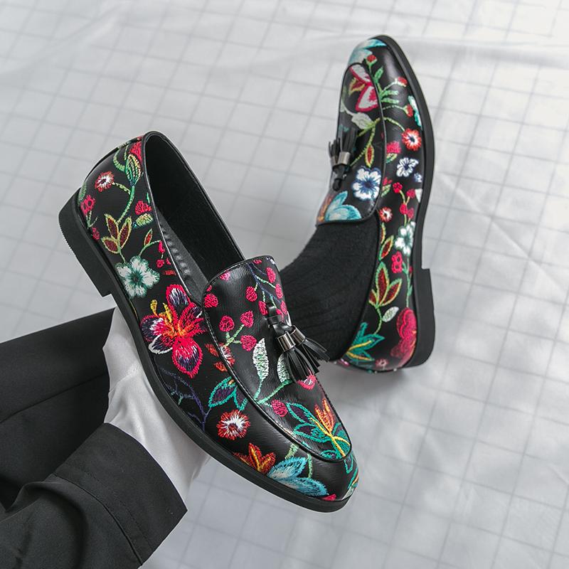 Fashion Street Style Male Loafers Pointed Casual Moccasins for Men Fringed Slip-on Men's Shoes Bean Boat Shoes New Fashion Driving Flats