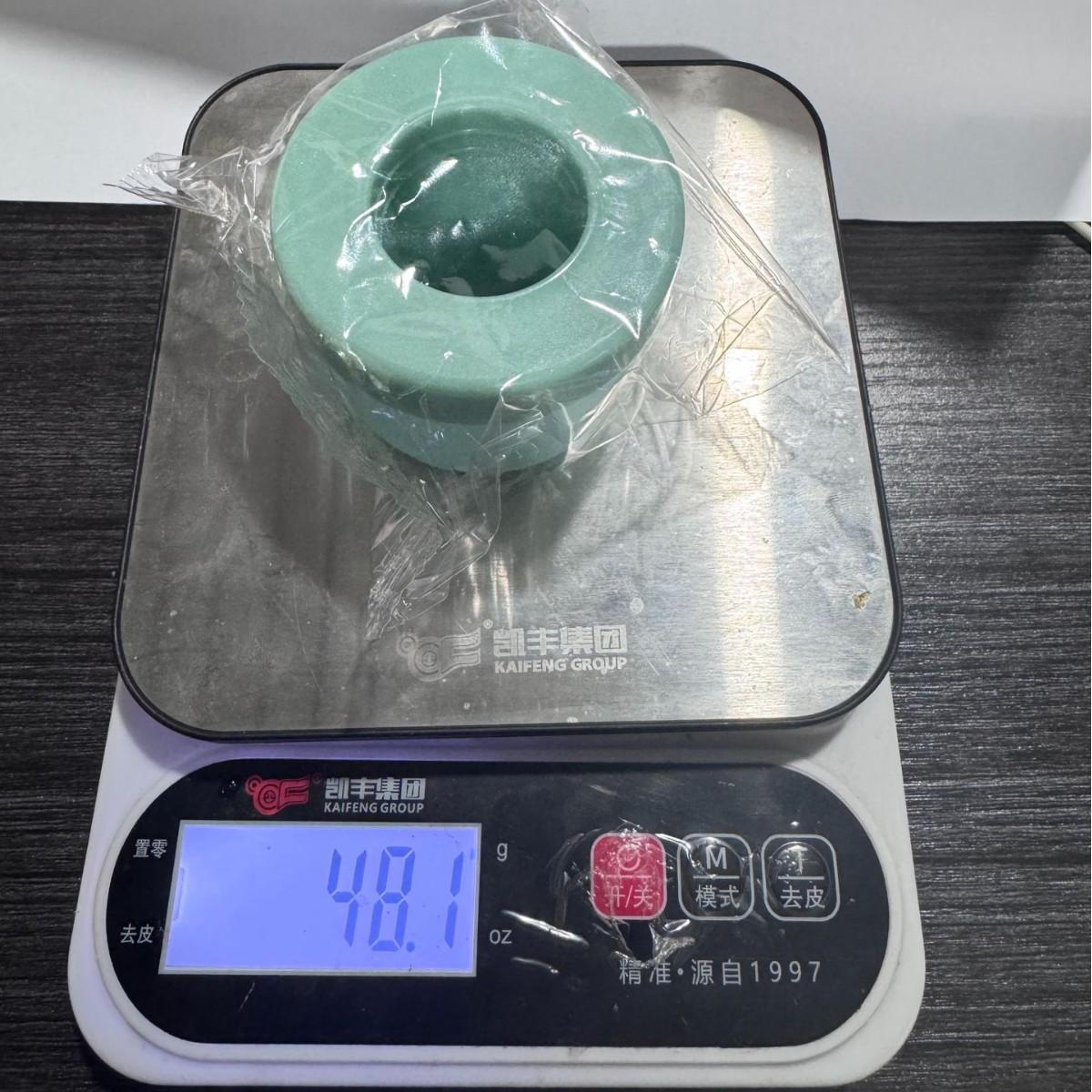 Food-grade silicone ice cubes, ice cube cups, food-grade round ice trays, household Xiaoice cube molds, ice cubes, and molds for making and squeezing