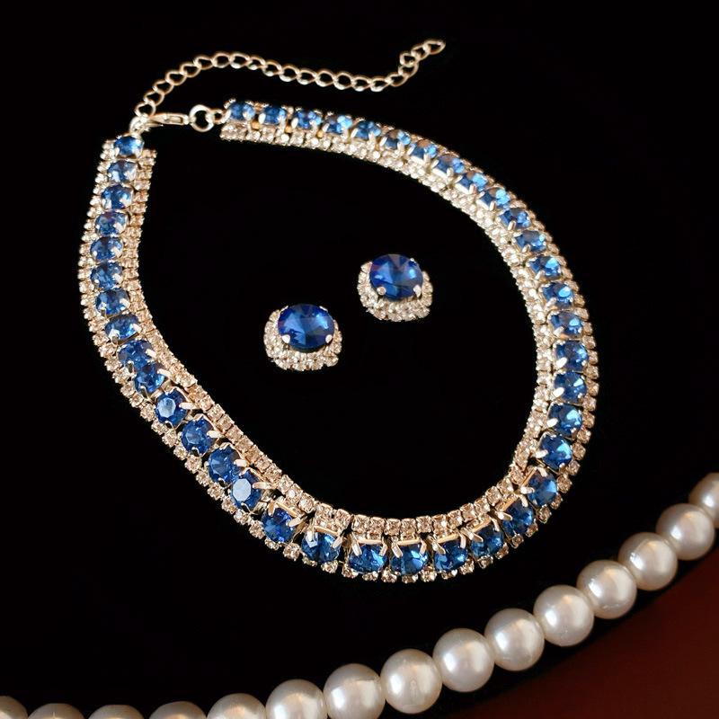 

Комплект серег-пусет и ожерелья с квадратными изумрудно-зелеными бриллиантами для женщин – Винтажная европейская и американская мода высокого класса.