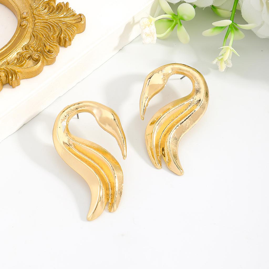 New Swan Shape Light Luxury Earrings Temperament Glossy Earrings Personality High Sense Fashion Stud Earrings