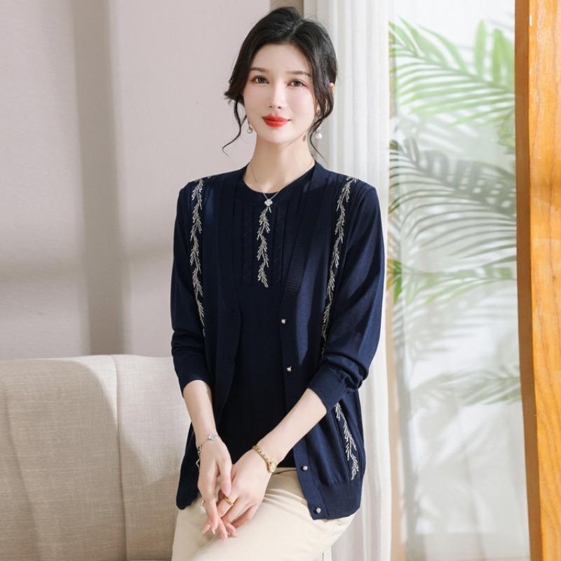 Middle-aged and elderly women's spring and autumn tops, large-size knitted cardigans, middle-aged mother's autumn clothes, short coats, new models