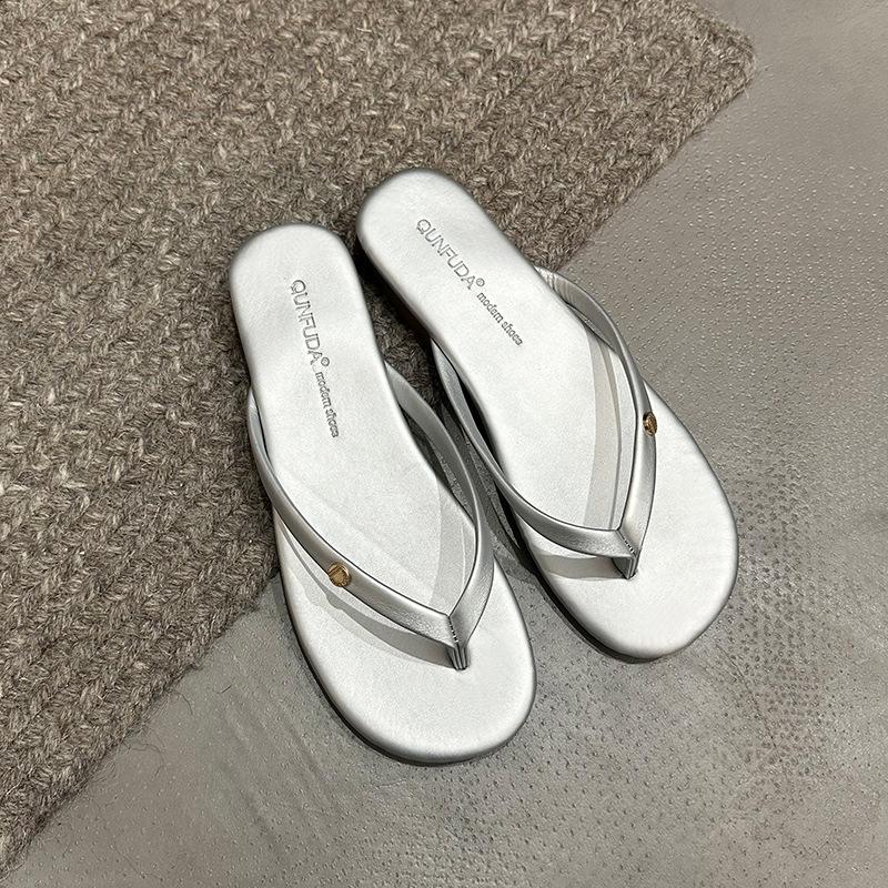 Internet celebrity super fire flat bottom flip-flop slippers women's summer wear 2025 new high-end non-slip cool slippers