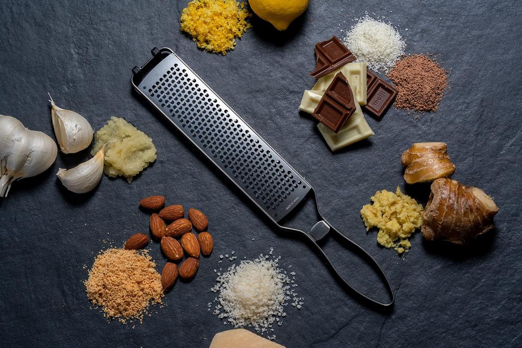 Iidaya Everoroshi Pro In Thin Slicing Grater Professional Stick Type Zester Grater JK06 (Made Japan/Compact/Stainless Steel)