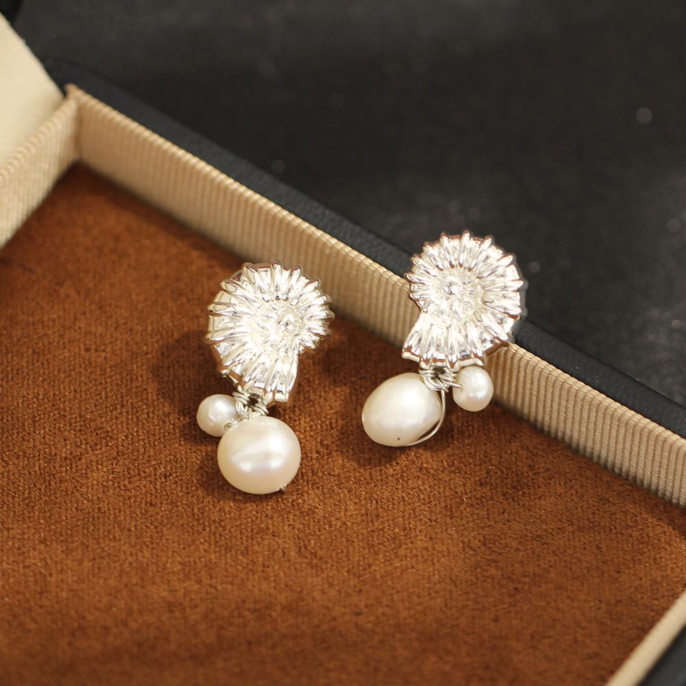 French vintage niche gold and silver two-color sea screw shape earrings natural pearl earrings 925 silver needle stud earrings for women