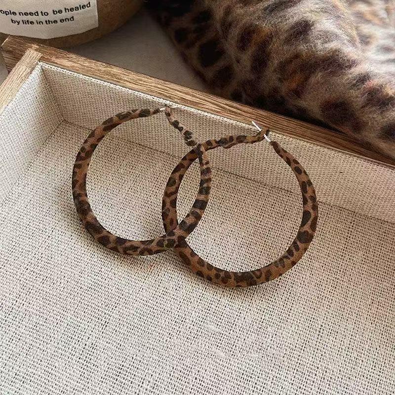 Geometrische Creolen mit Leopardenmuster für Damen: Herbst/Winter High-End, Süße & Coole Nieten, Gesichtsschlankmachende Modeaccessoires