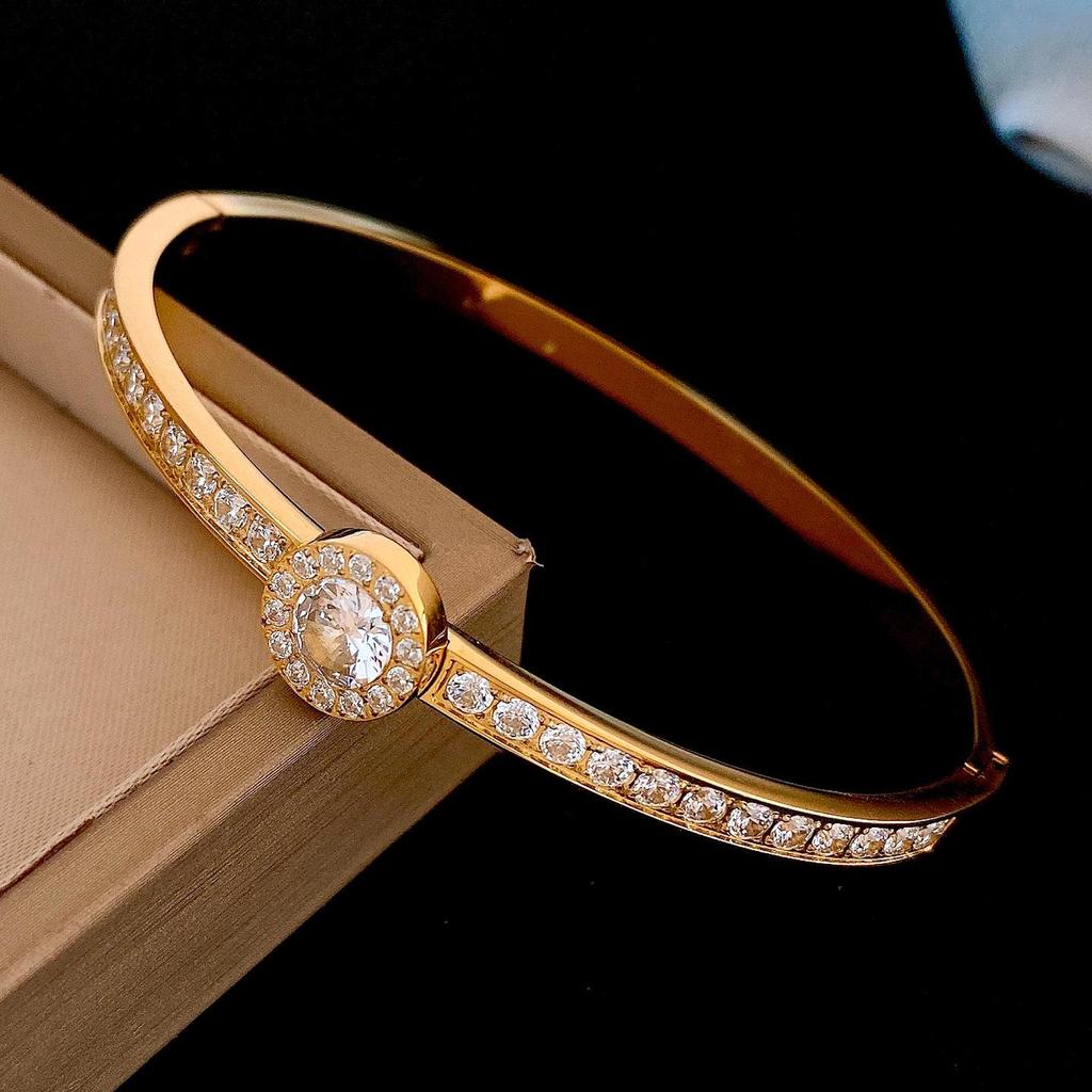 Stainless Steel Zircon Round Buckle Bangle: Luxury Fashion Bracelet for Versatile Wear.