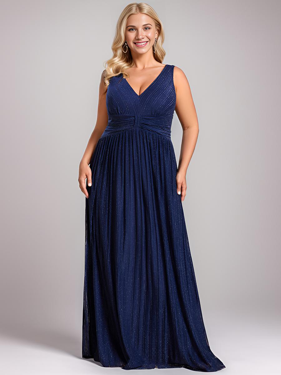 Всегда красивое женское вечернее платье больших размеров с v-образным вырезом без рукавов — фото 13