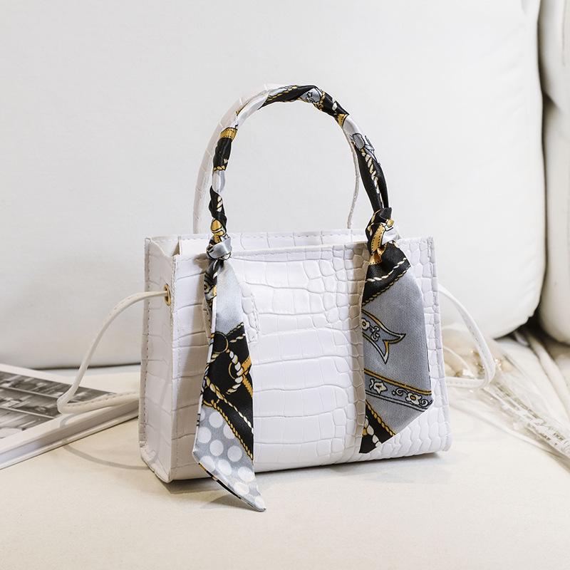 

A women s crocodile pattern handbag, new autumn and winter products, one shoulder oblique span change, silk scarf bag tide белый