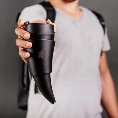 Bestseller: Praktischer Vakuumbecher mit Edelstahl-Innenbehälter. Tragbarer Kaffeebecher im Ziegenhorn-Stil. Einfaches Tragen. Mit Deckel und Hebeseil.