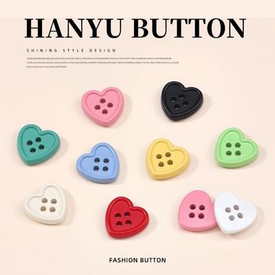 Neue niedliche vierlochige herzförmige Kunststoffknöpfe für DIY-Kinderkleidung & Dekoration