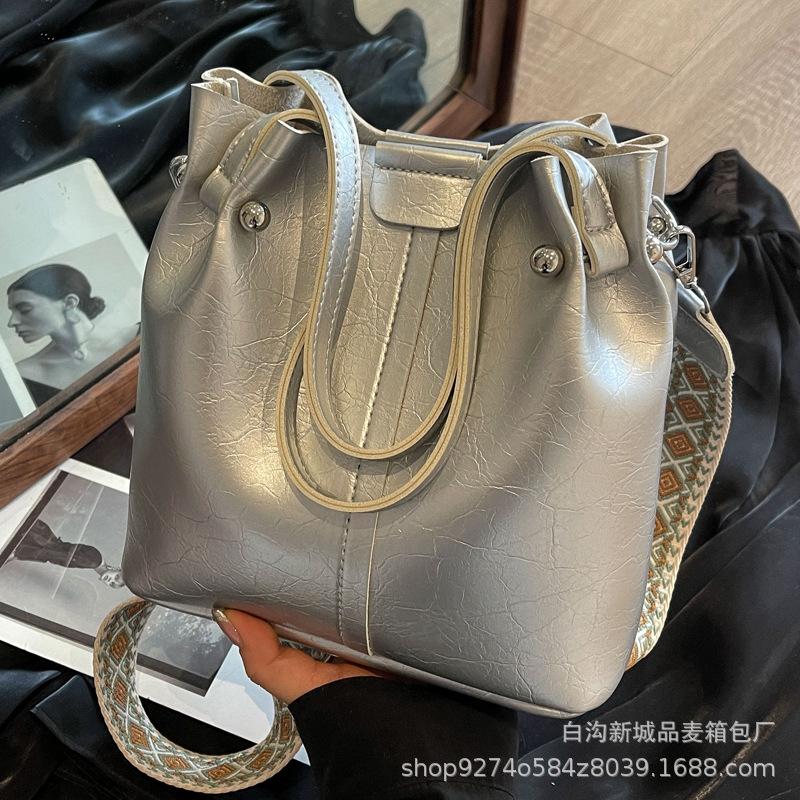 Fashion wide strap bucket bag for women 2025 new niche design crossbody bag popular commuter women's shoulder bag
