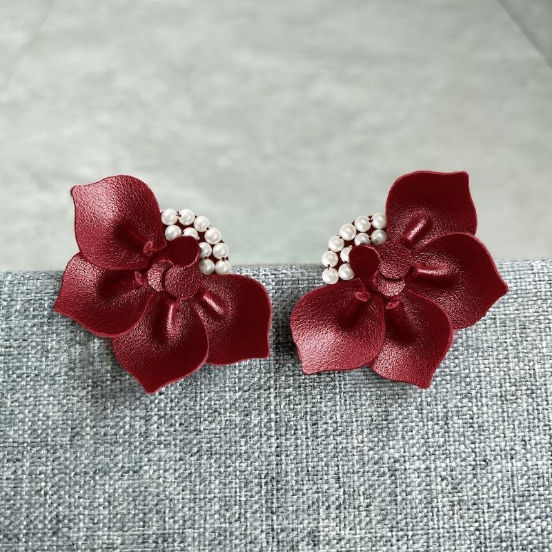 

Кожаные серьги-гвоздики ручной работы с жемчугом и стереоскопическими цветами, белые элегантные украшения с розами для женщин, свадебные аксессуары