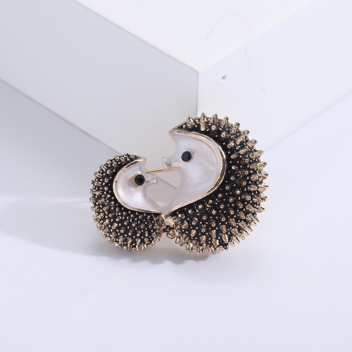 

Милый размер черный ежик маленькая булавка воротник анти-свет брошь