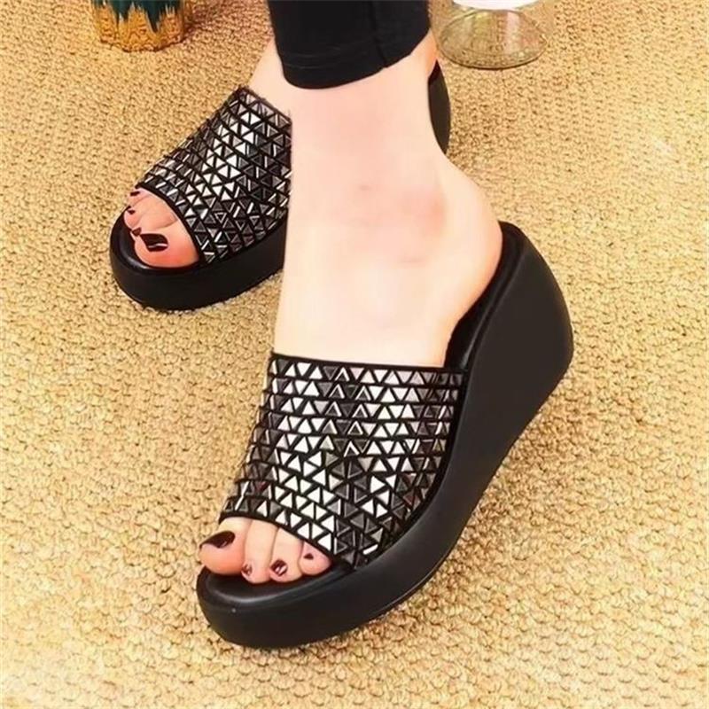 

Стразы мягкая кожа крутые тапочки женские лето 2025 популярная уличная мода модные толстая подошва танкетка плоская подошва с перемычкой женская обувь 41 серебряный