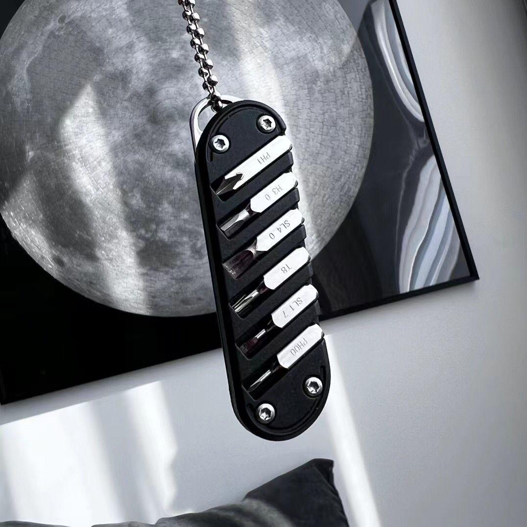 

Многофункциональная отвертка семь в одном и карманный нож Q1523 чёрный