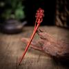 Elegante Haarnadel aus rotem Sandelholz – Haaraccessoire im antiken chinesischen Stil für Haarknoten.