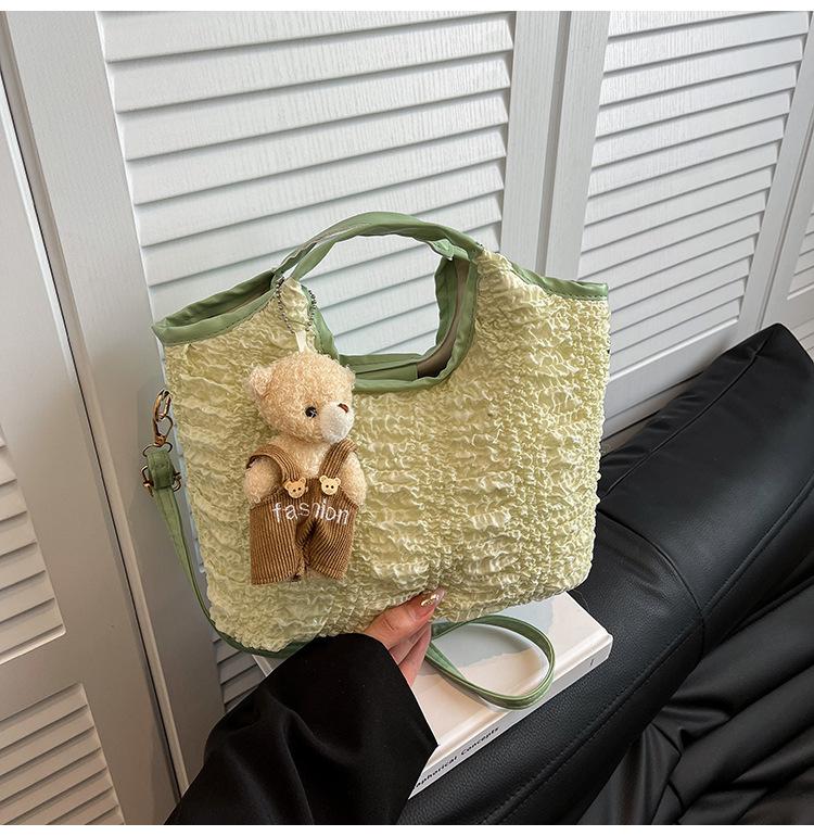 

This year, it is popular in Korea, with a gentle wind and wrinkles, a portable bucket bag, a fashionable and versatile foreign style, and a commuter m Without pendant зелёный
