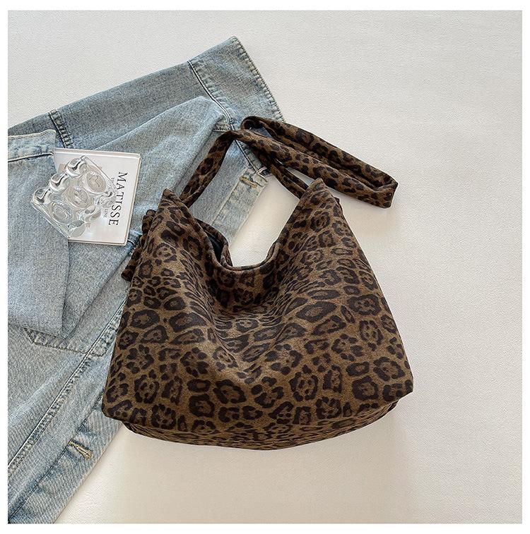 

Fashionable leopard print commuter tote bag women s 2025 autumn new versatile casual large-capacity commuter shoulder crossbody bag