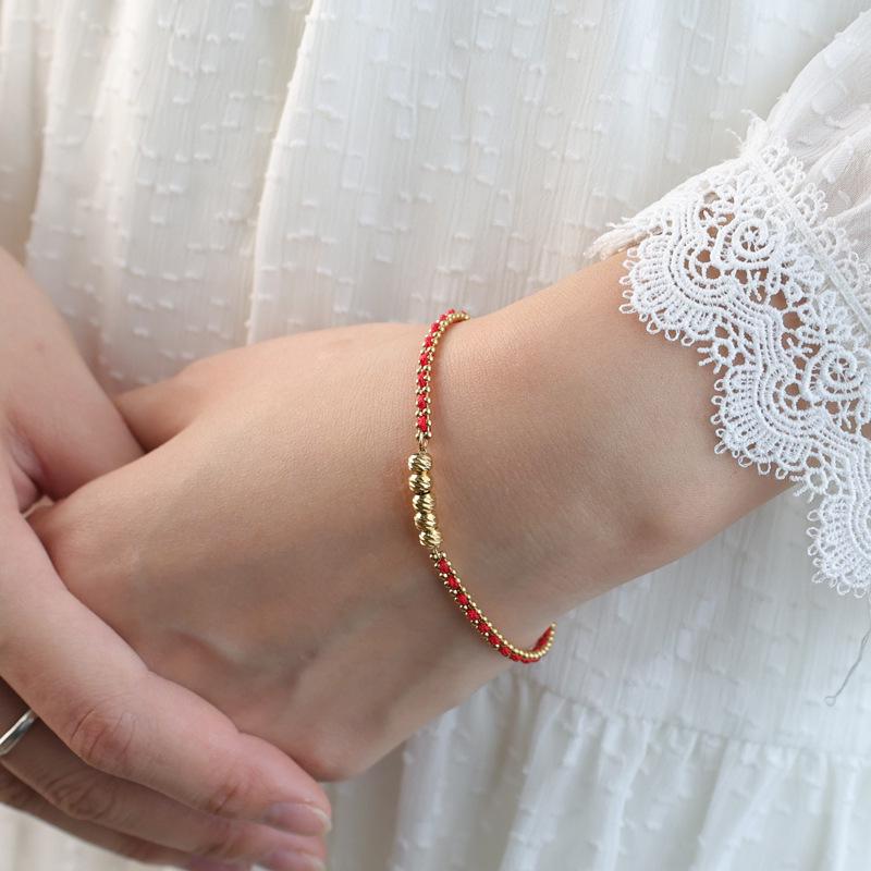 Pulsera Roja de Año Nuevo Tejida a Mano para Mujer con Cuentas Doradas - Regalo Tai Sui