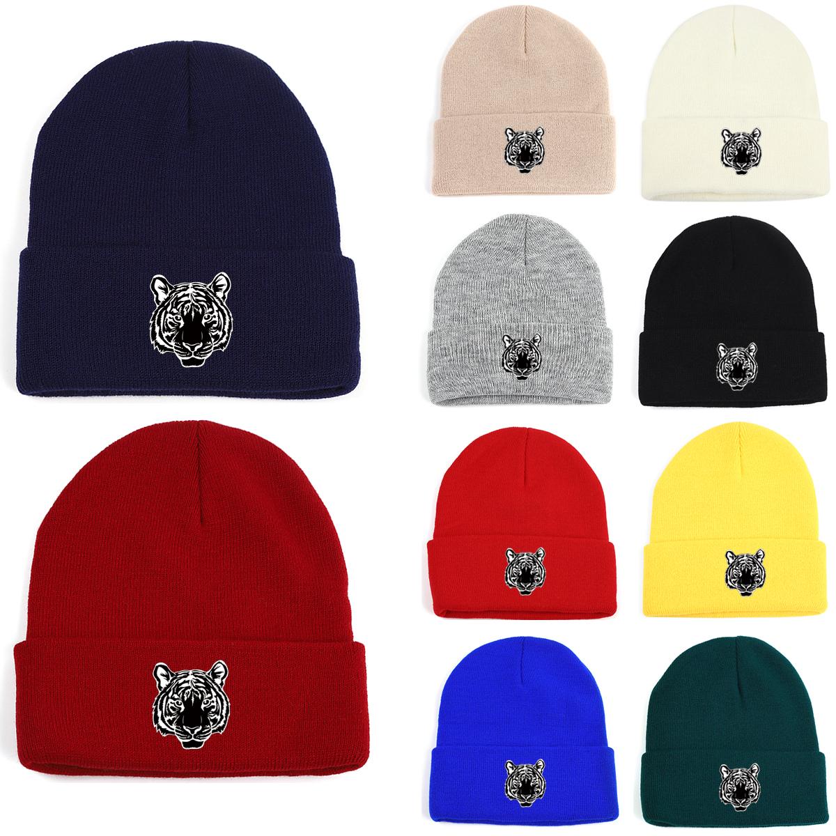 Черно-белая вязаная шапка с принтом головы тигра — фото 4