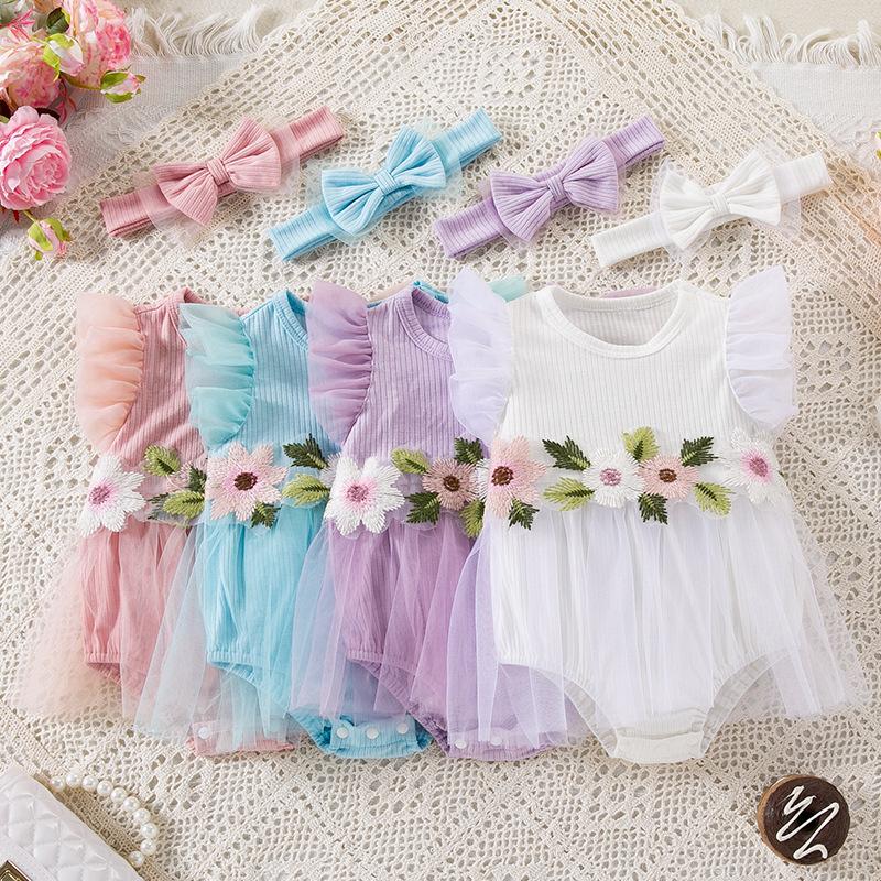 Neues Baby-Mädchen-Netzkleid Stilvoller und niedlicher Jumpsuit mit kleinen Blumen-Flatterärmeln und Haarschmuck-Set