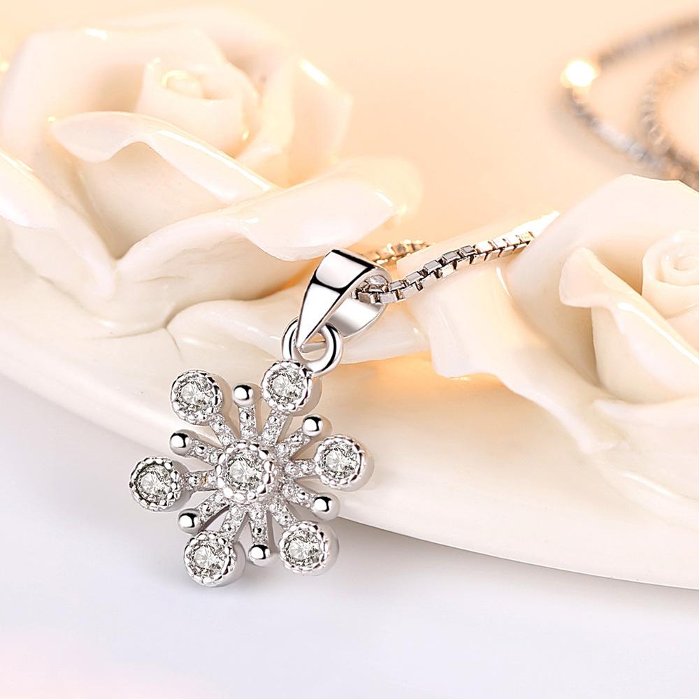 Crystal Ice Flower Pendant, Necklace Pendant, Women's Fashionable and Simple Snowflake Jewelry.