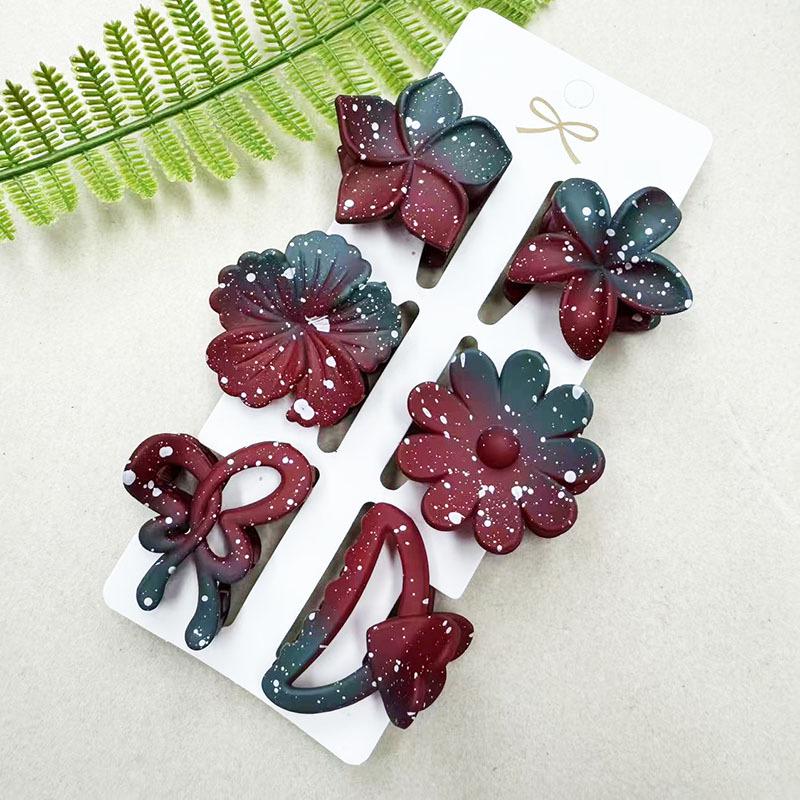 European & American 4CM Frangipani Claw Clip Hairpin - Fashionable Vacation Floral Accessory.