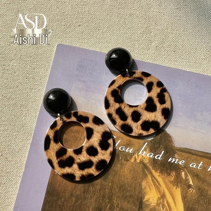 Hong Kong Style Retro Polka Dot Earrings: Playful Red Ear Clips for Girls and Women