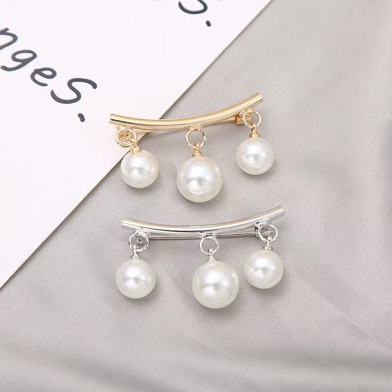 Fashion Brooch Pin for Women , Anti - Flash Collar Clip , Simple Metal Pearl Decorative Pin