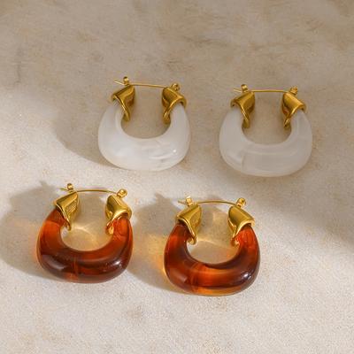 European and American Retro Maillard Amber Resin U-shaped Earrings, Earrings Plated with 18k Gold Stainless Steel Waterproof Earrings.