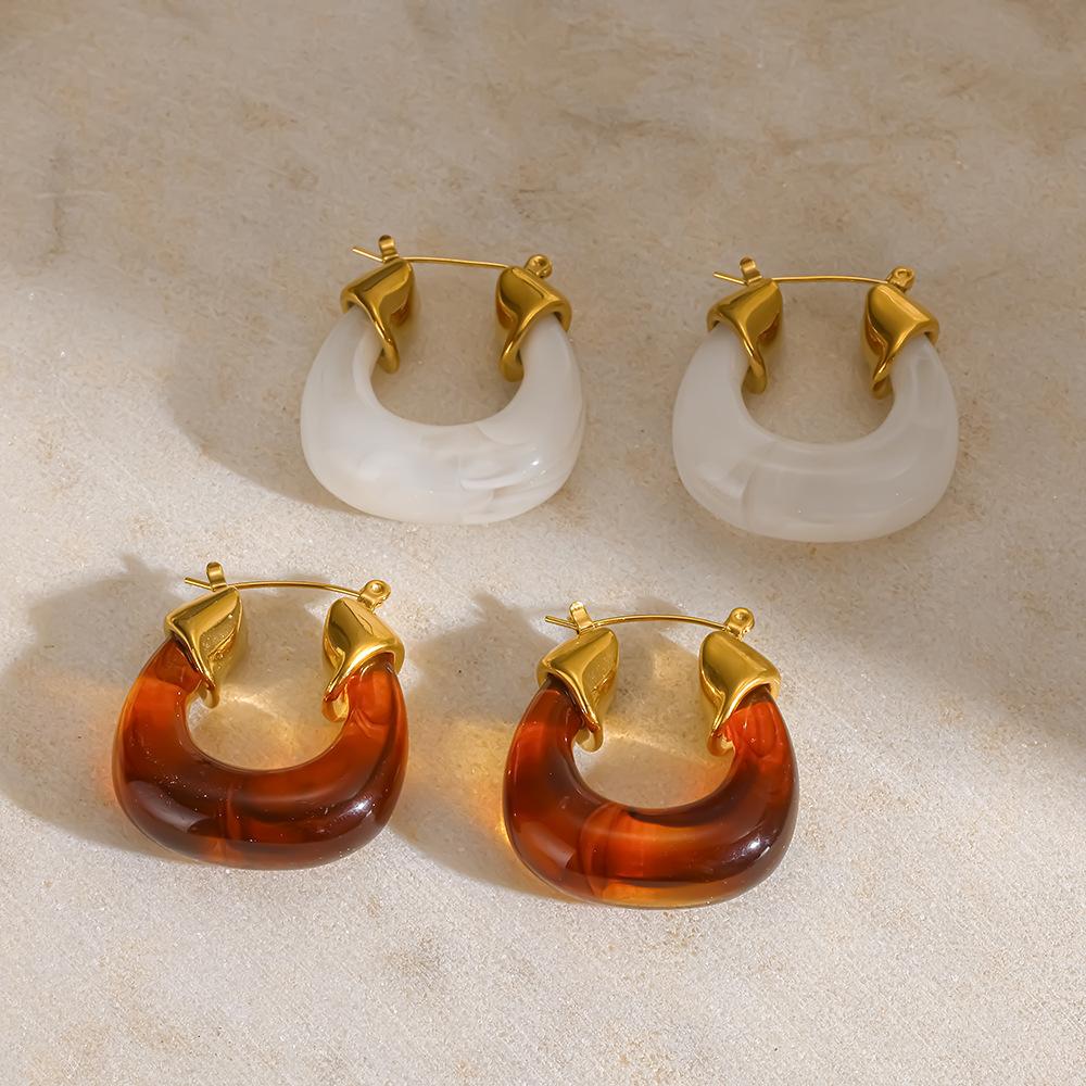 European and American Retro Maillard Amber Resin U-shaped Earrings, Earrings Plated with 18k Gold Stainless Steel Waterproof Earrings.