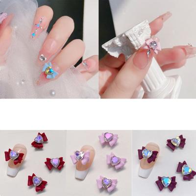 Nail art – Strass e decorazioni per unghie