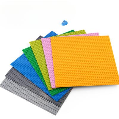 Mała dwustronna płyta bazowa kompatybilna ze ścianą z klocków montażowych dla dzieci pod kątem prostym