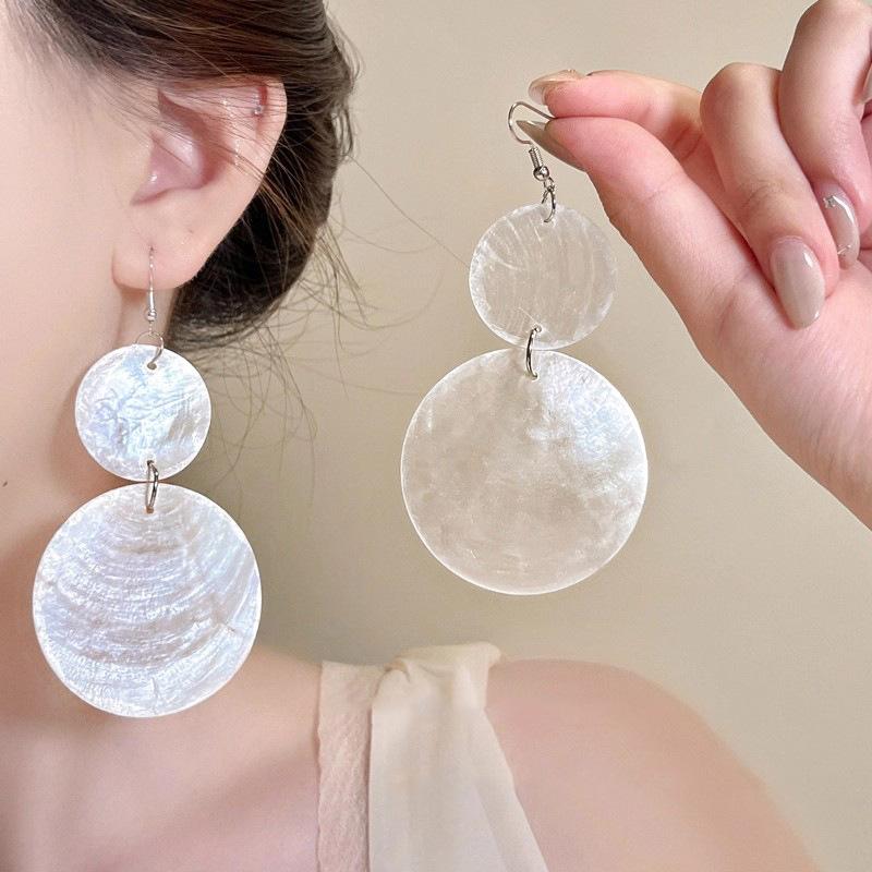 Exaggerated Shell Earrings Unique Geometric Circular Pendant Earrings for Women Bohemian Beach Vacation Style Ear Jewelry