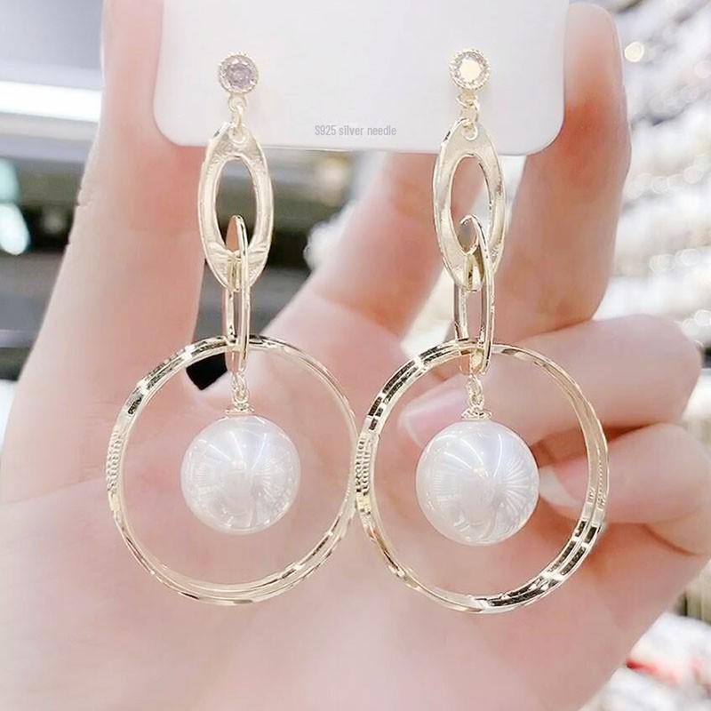 2024 Neue Ohrringe im koreanischen Stil mit großen roten Perlen: Übertriebenes Silbernadel-Design für Damenmode