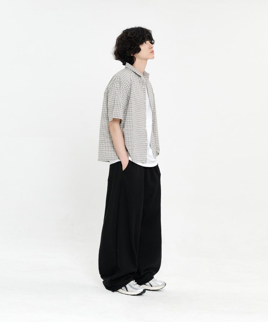 SIGNATURE Double-Tuck Wide Training Pants [Black]