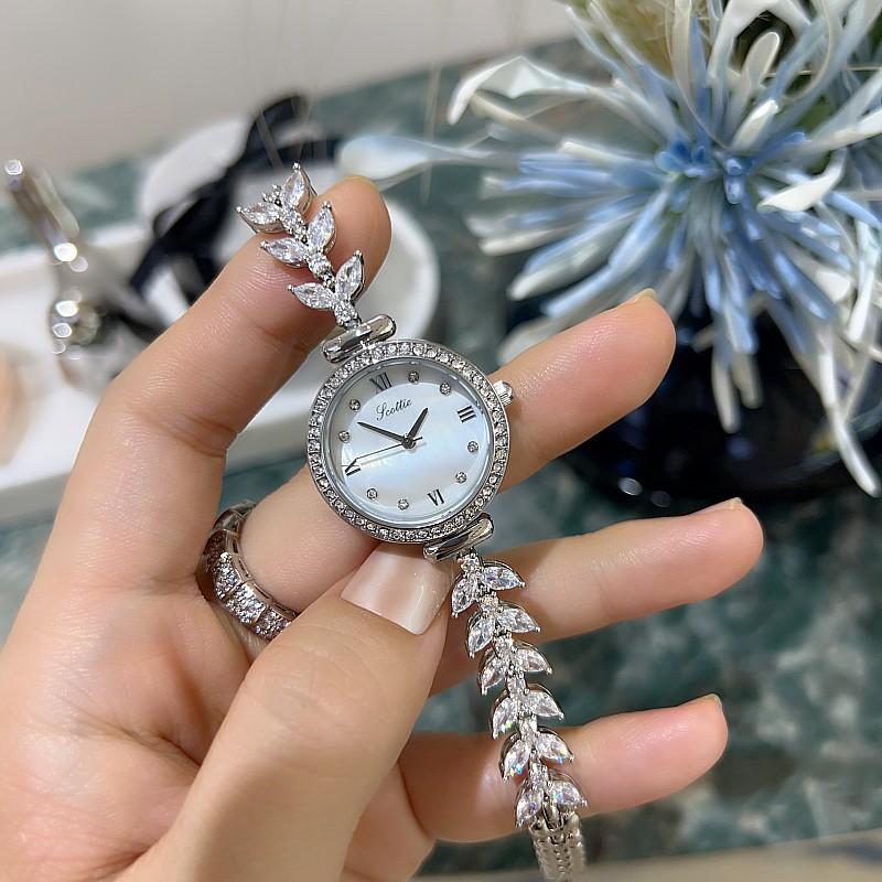 Round Wind Fashion Watch Femininity Bracelet Watch Diamond Strap Ladies Watch
