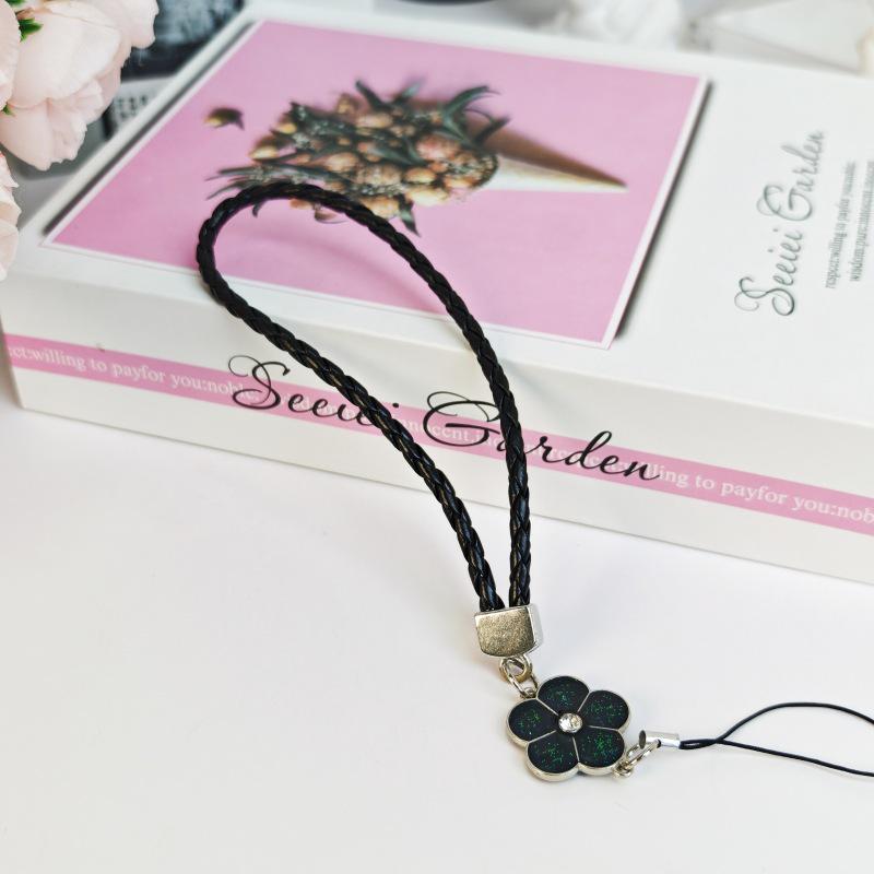 Creative Camellia Clover Lucky Phone Lanyard: Four-Leaf Clover Flower Woven PU Phone Chain Pendant.