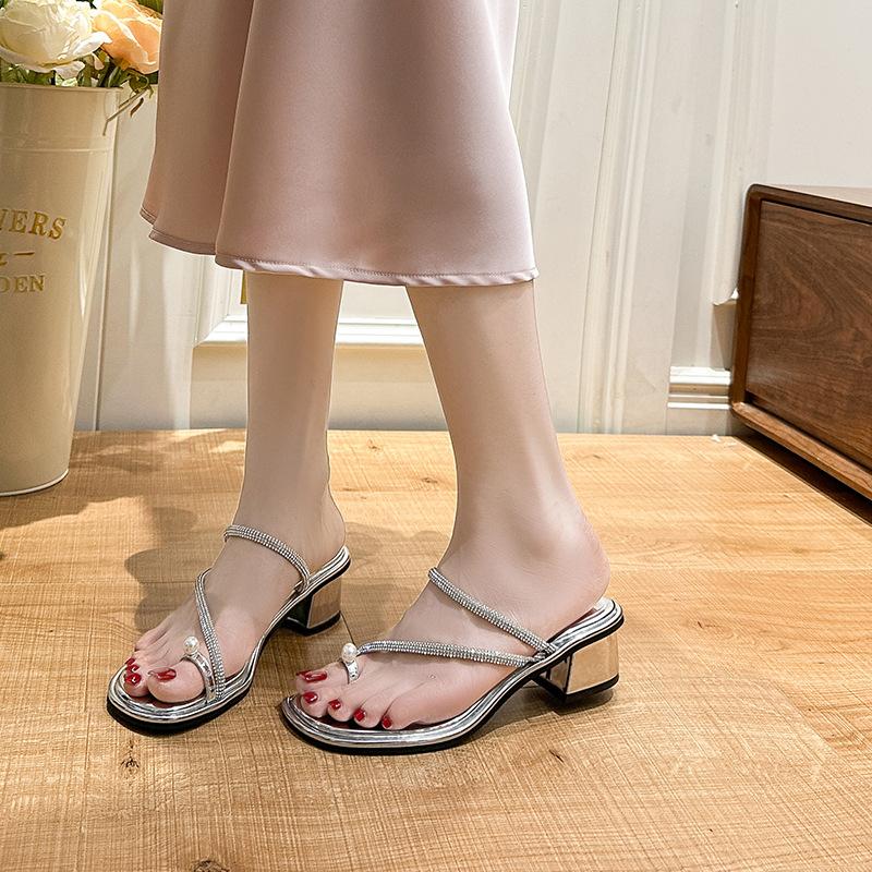 

Fairy wind thick heel set toe pearl cool slippers women s outer wear 2025 summer new rhinestone middle heel Roman toe sandals 35