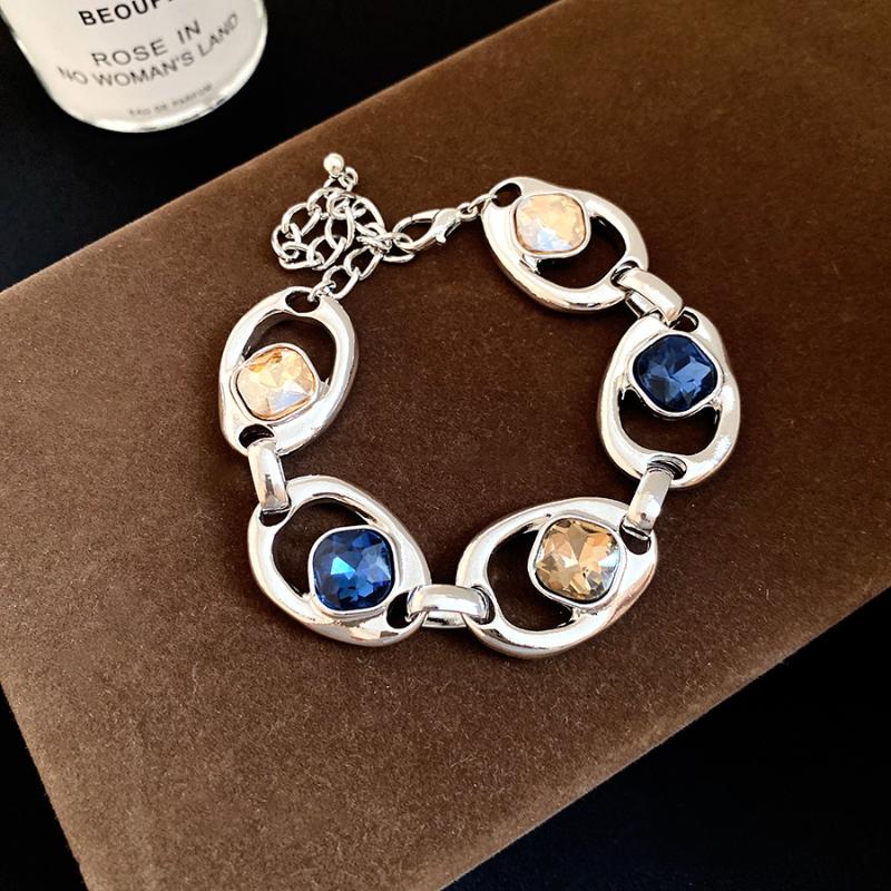 Stylish Women's Silver Bracelet Oval Link Vintage Style Chic Jewelry Ideal for Gifting