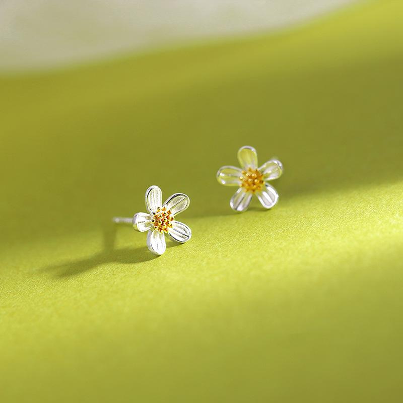 

Korean Style Small Fresh Daisy Flower Earrings For Women Elegant Sweet Cute Flowers Stud Earrings Wedding Party Jewelry Gift