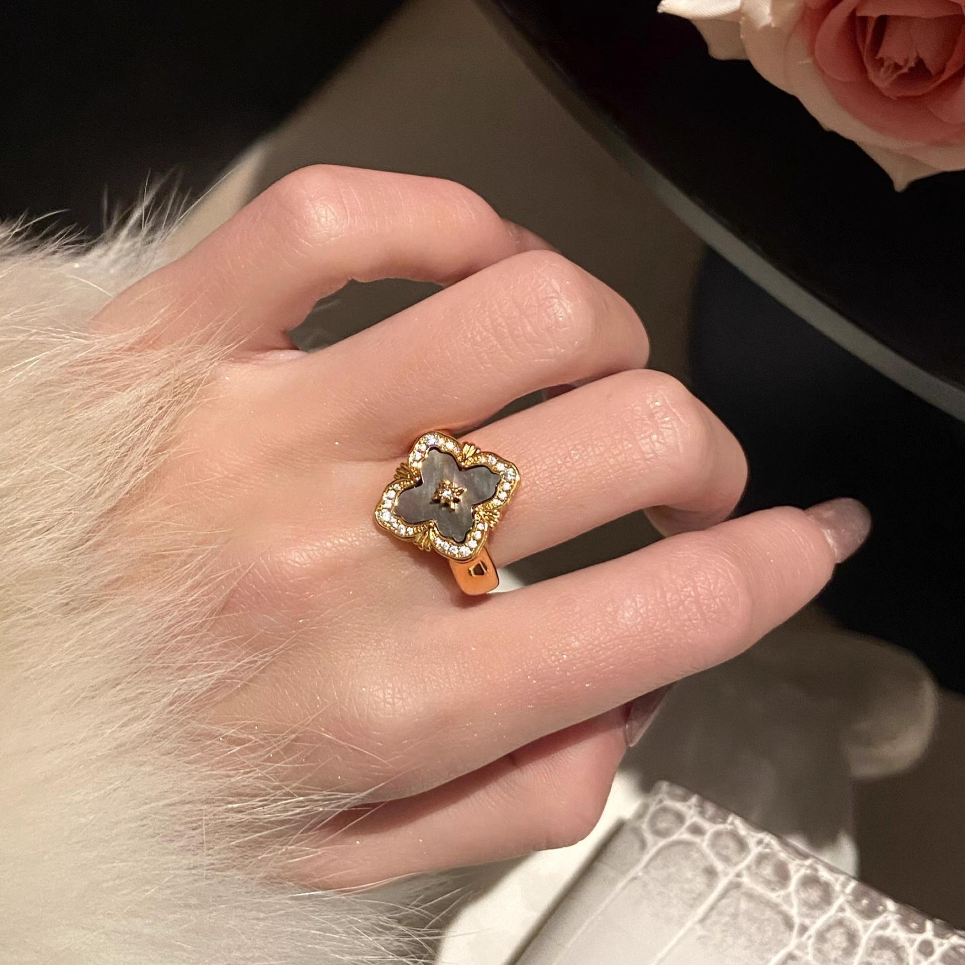 

Кольцо Ромб с Цирконом Фритилляри Женское Легкая Роскошь Высокий Сенс Модное Кольцо Повседневное Универсальное Ювелирное Изделие