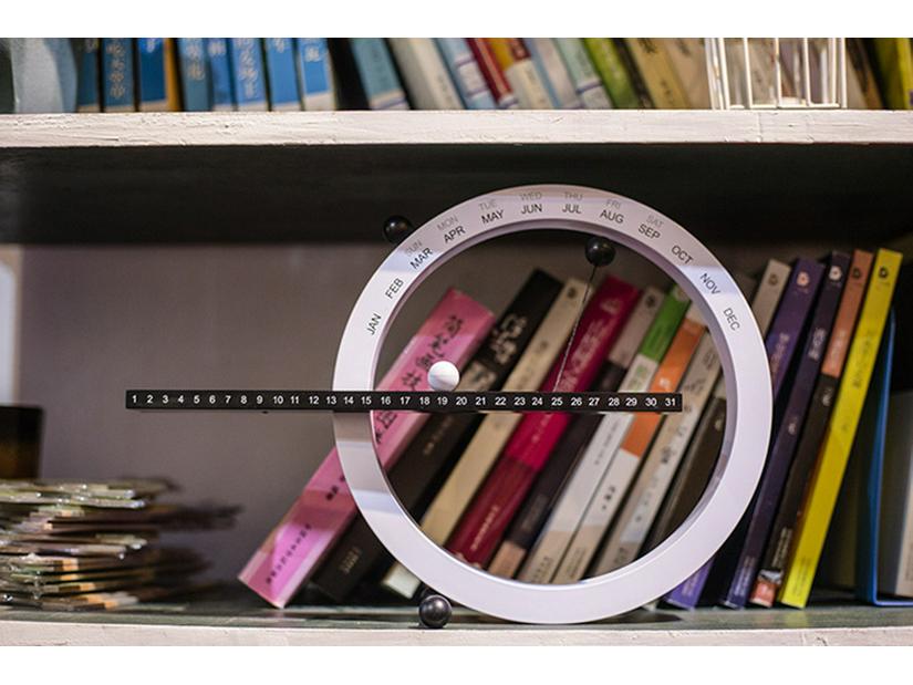 Second-Gen Magnetic Perpetual Calendar & Clock Decor for Desktop