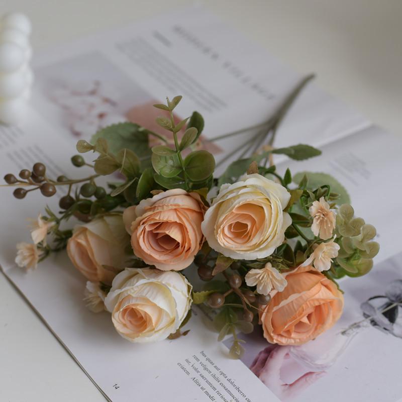 Bouquet Principessa Rosa a 5 Teste Europeo: Centrotavola Floreale Annodato a Mano e Decorazione Floreale Moderna a Parete.