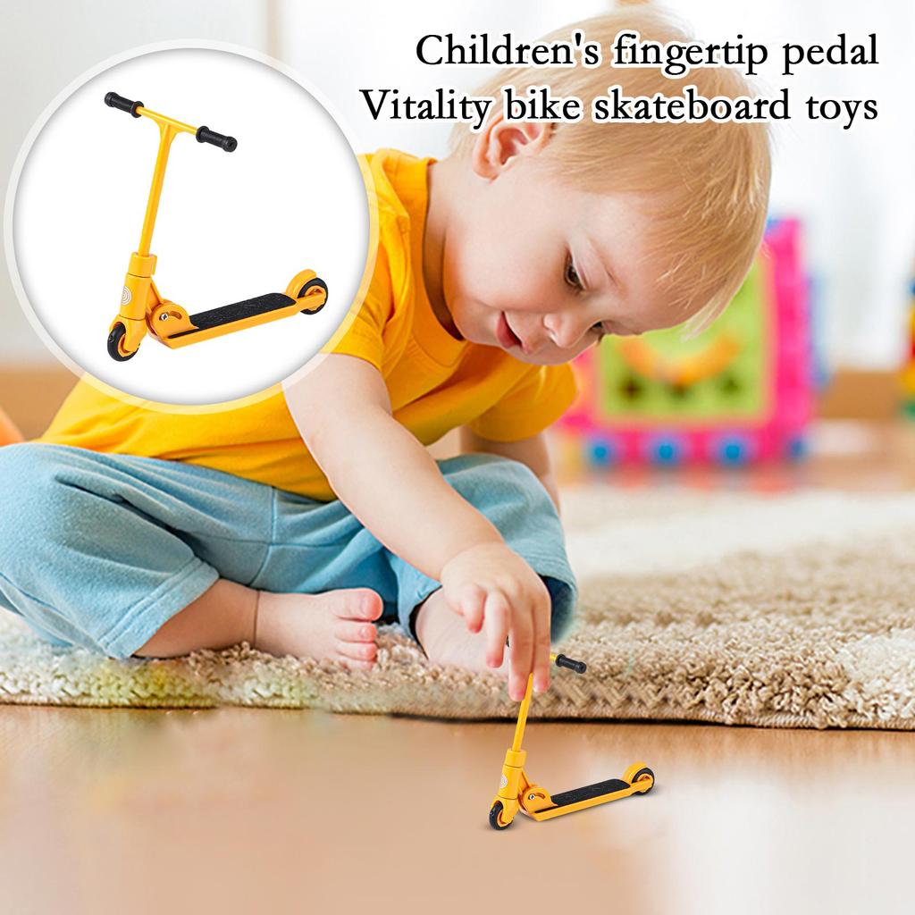 Desktop Unpacking Children's Finger Pedal Vitality Scooter Skateboard Toy