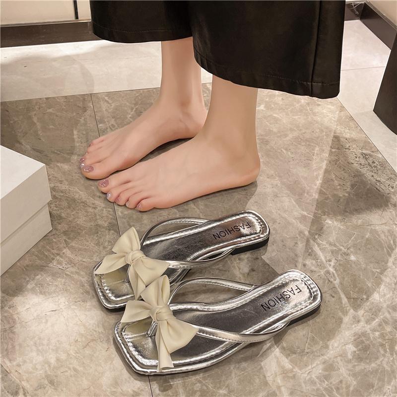 Large size Internet celebrity flip-flops women's summer wear flat bottom fashion 2025 new beach pinch slippers ins tide
