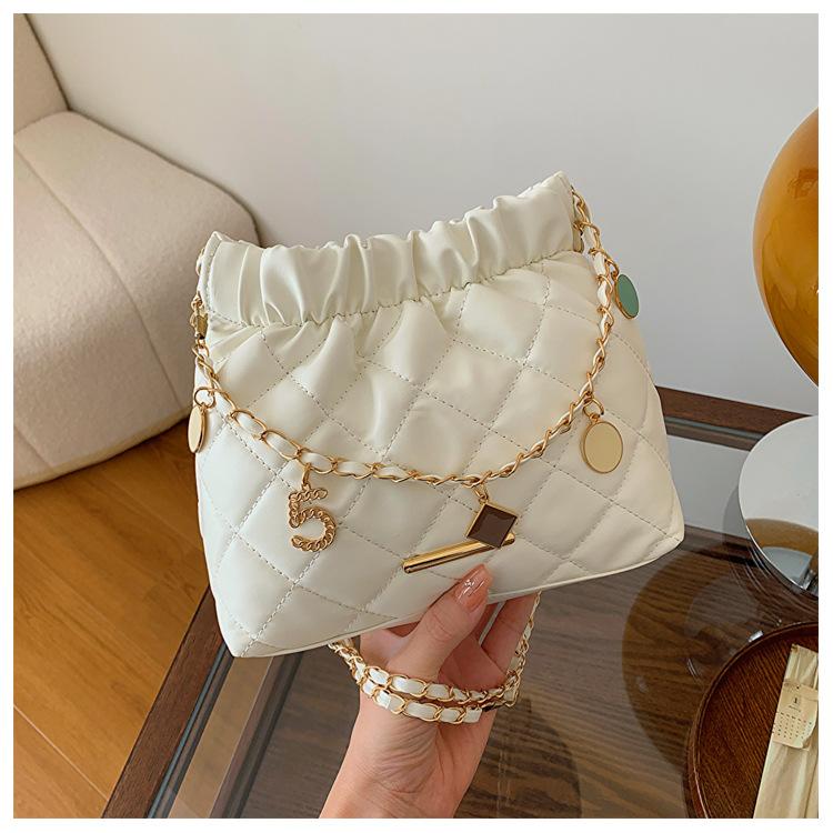 

Мягкая кожаная большая вместительная модная ромбовидная вышитая нитью текстура пригородная сумка через плечо женская осенняя корейская версия сумка-ведро прилив белый