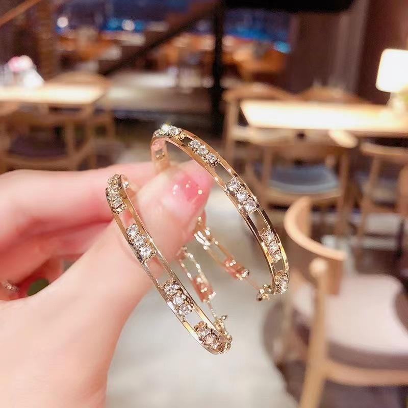 أقراط دائرية أنيقة ومميزة من الكريستال، أقراط خفيفة الوزن وفاخرة، أقراط فريدة ومتعددة الاستخدامات